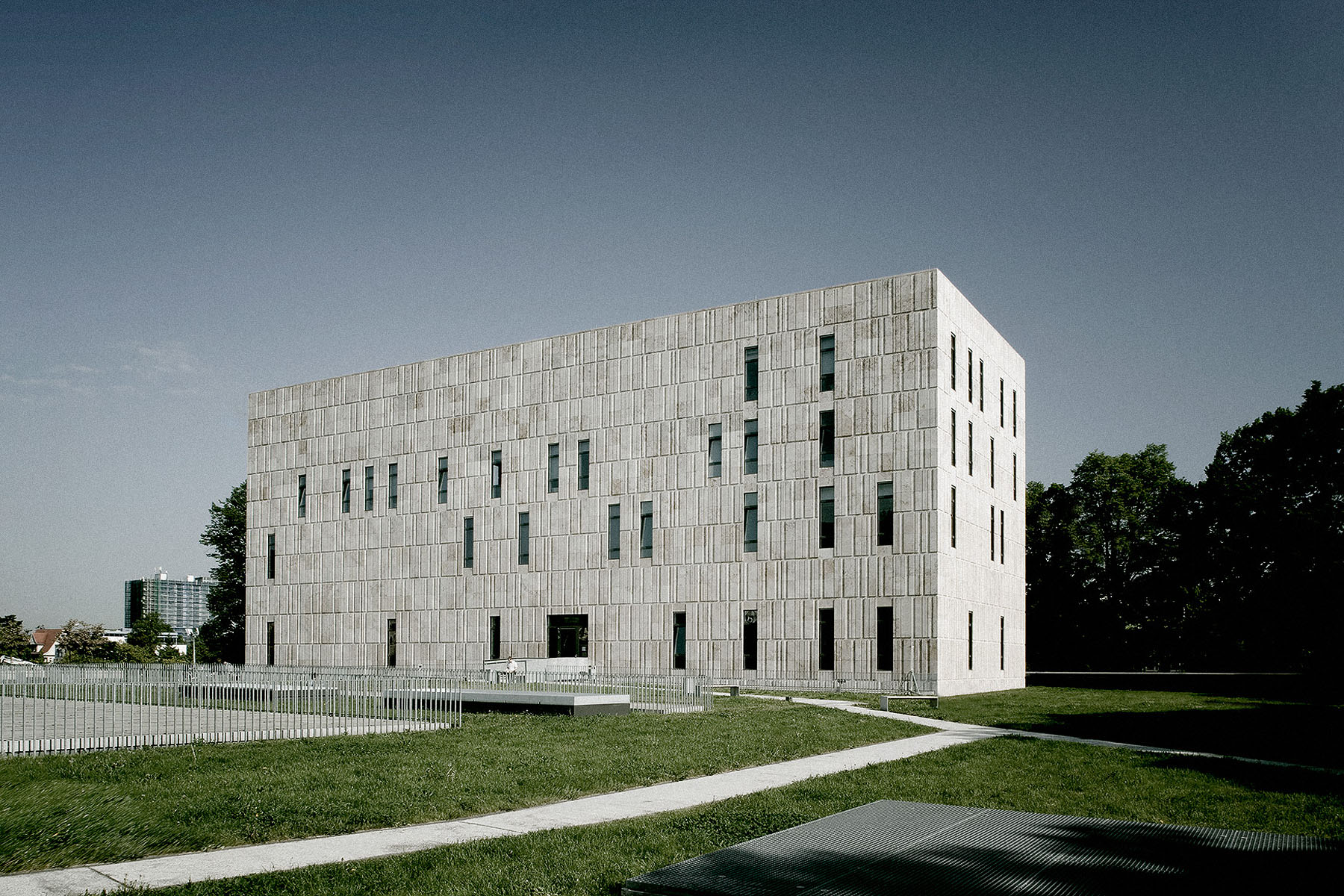 Verwaltungsgebäude aus Sichtbeton mit Rasenfläche