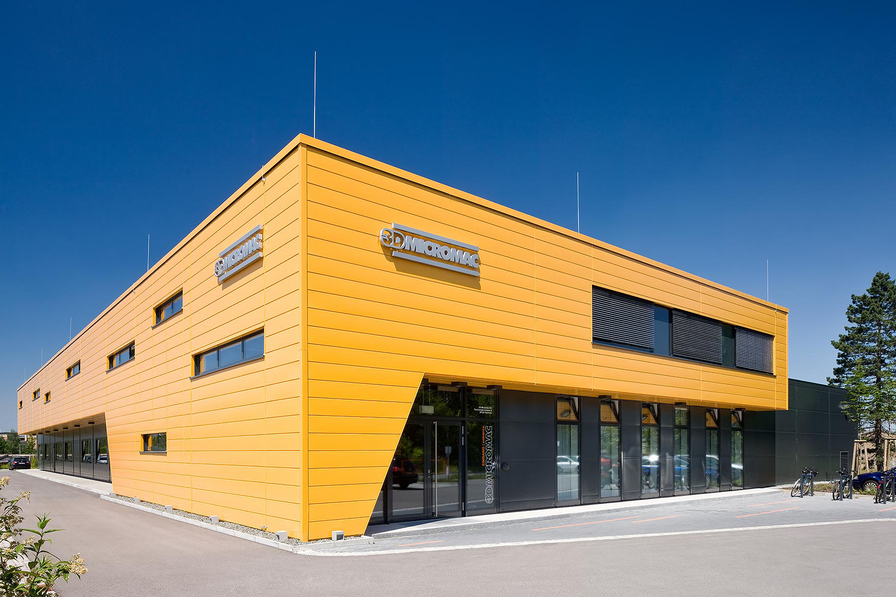 Modernes Geschäftsgebäude mit gelber Fassade