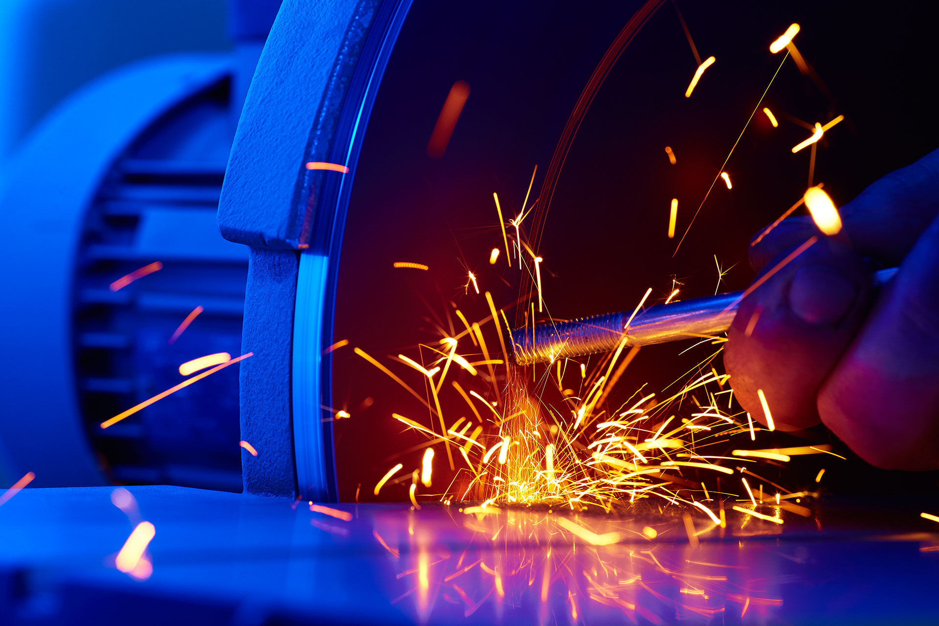 Industriefotografie im Maschinenbau – Funkenflug an der Schleifmaschine, Jan Gutzeit Dresden