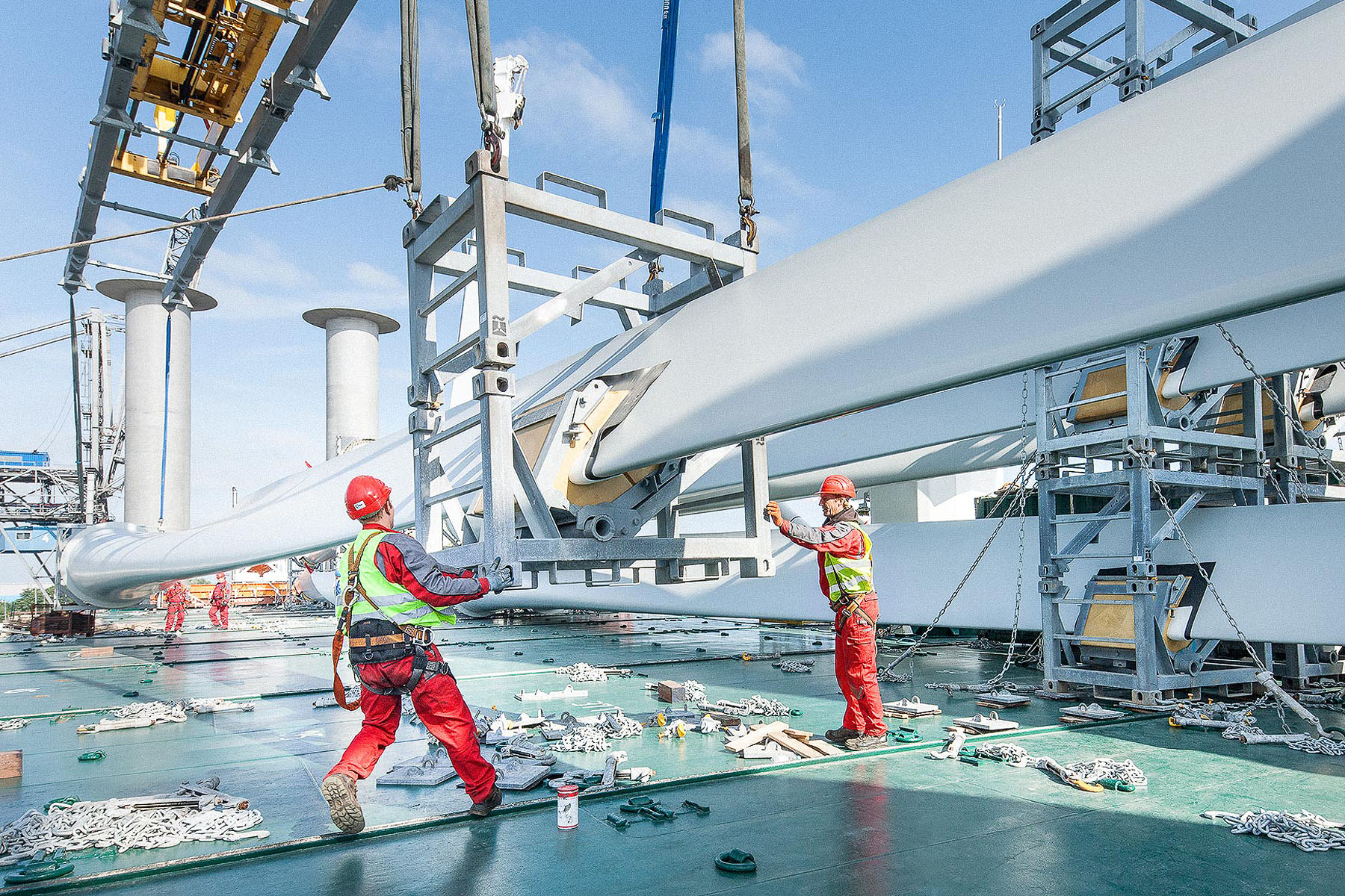 Monteure bei der Arbeit an einem Rotorblatt